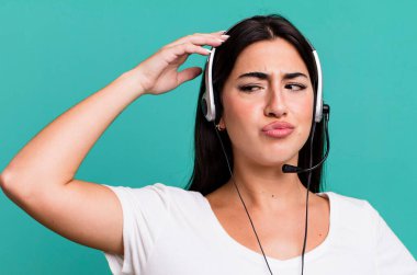 Mutlu bir şekilde gülümsemek ve hayal kurmak ya da şüphe etmek. tele pazarlamacı kavramı