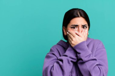 Şok olmuş, şaşırmış bir ifadeyle ağzı kapalı, sır saklayan ya da 