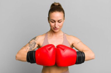 Genç güzel kadın boks ve fitness konsepti