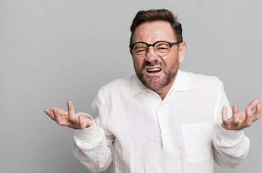 Aptal ve kafası karışık hissediyorum, hangi seçeneği seçeceğimden emin değilim, merak ediyorum.