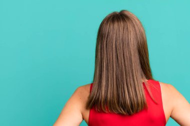 Karışık ya da dolu hissetmek ya da şüphe ve sorular, merak etmek, ellerin kalçanda, dikiz aynasından