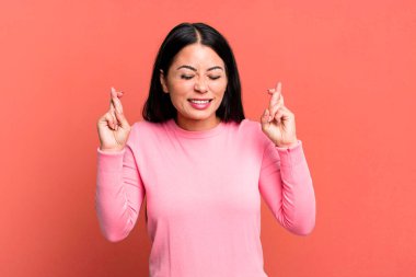 Güzel Latin bir kadın gergin ve umutlu, şans diliyor ve dua ediyor.