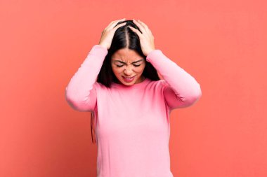 Güzel Latin bir kadın kendini stresli ve hayal kırıklığına uğramış hissediyor. Yumruk yumruğa, yorgun, mutsuz ve migren ağrısı çekiyor.