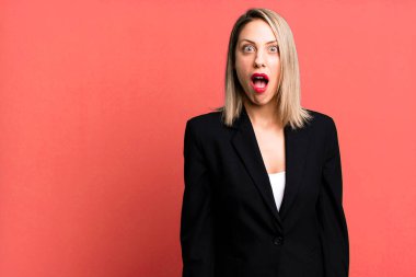 Güzel sarışın kadın çok şaşırmış ya da şaşkın görünüyor. İş kadını kavramı