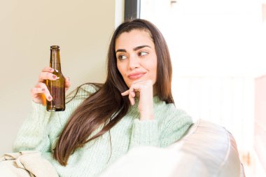 Biralı güzel bir genç bayan. ev iç tasarımı