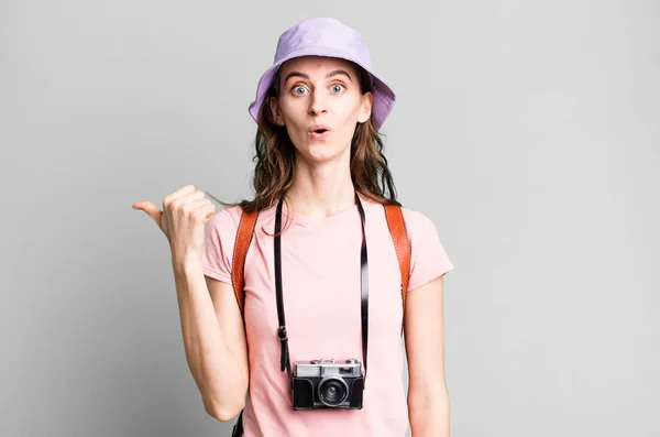 Junge Hübsche Frau Schaut Erstaunt Ungläubig Touristisches Konzept — Stockfoto