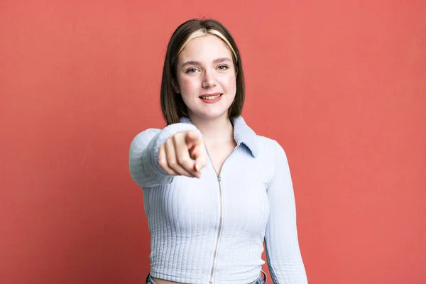Młoda Ładna Kobieta Wskazując Aparat Wybierając Ciebie — Zdjęcie stockowe