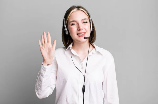 Jonge Mooie Vrouw Glimlacht Gelukkig Zwaaiende Hand Verwelkomen Groeten Telemarketer — Stockfoto