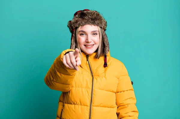 若い女性がカメラを指差してる 寒さとコートのコンセプト — ストック写真