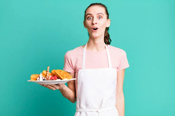 Jovem Bonita Mulher Olhando Muito Chocado Surpreso Conceito Waffles — Fotografia de Stock