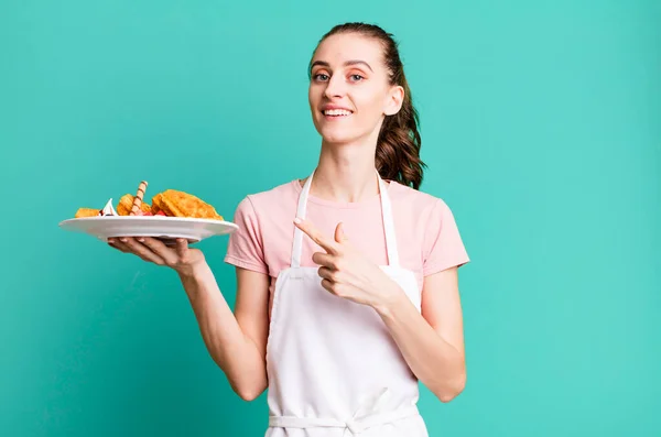 Genç Güzel Bir Kadın Heyecanlı Şaşırmış Görünüyor Waffle Konsepti — Stok fotoğraf