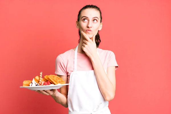 Genç Güzel Bir Kadın Düşünüyor Kuşkulu Şaşkın Hissediyor Waffle Konsepti — Stok fotoğraf