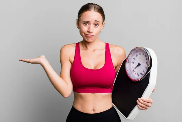 Kaukasische Mooie Vrouw Voelt Zich Verward Verward Twijfelend Fitness Dieet — Stockfoto