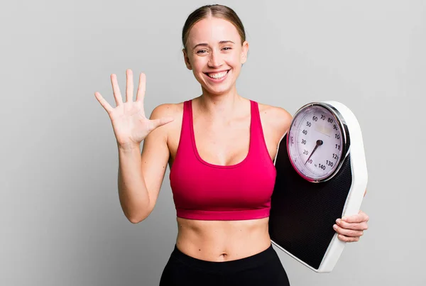 Kaukasische Mooie Vrouw Glimlachend Vriendelijk Toont Nummer Vijf Fitness Dieet — Stockfoto