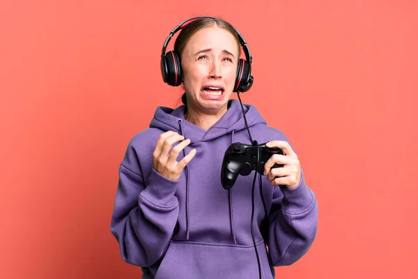 Mujer Guapa Caucásica Buscando Desesperado Frustrado Estresado Concepto Jugador —  Fotos de Stock