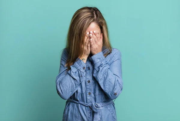 Mujer Adulta Rubia Sintiéndose Triste Frustrada Nerviosa Deprimida Cubriendo Cara — Foto de Stock