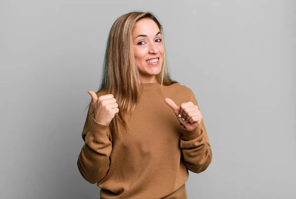 Blonde Adult Woman Smiling Cheerfully Casually Pointing Copy Space Side — Stock Photo, Image