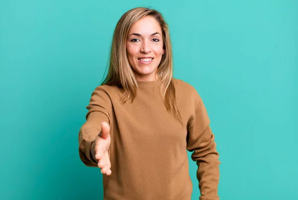 Blonde Adult Woman Smiling Looking Happy Confident Friendly Offering Handshake — Stockfoto