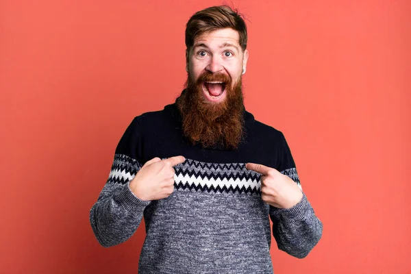 Длинная Борода Рыжие Волосы Человек Чувствует Себя Счастливым Указывая Себя — стоковое фото