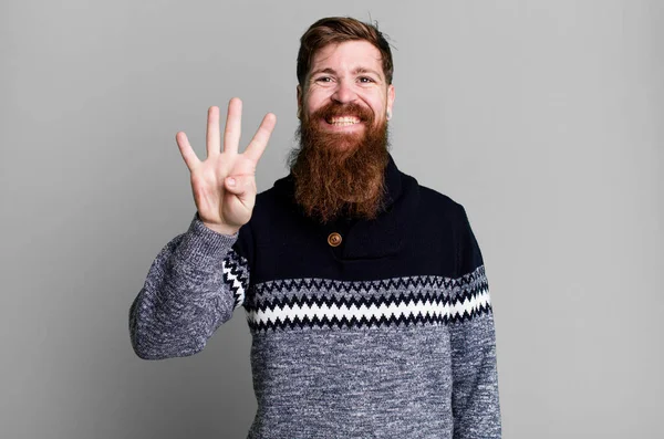 Длинная Борода Рыжие Волосы Мужчина Улыбается Выглядит Дружелюбно Показывая Номер — стоковое фото