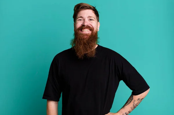 Longa Barba Cabelo Vermelho Homem Sorrindo Feliz Com Uma Mão — Fotografia de Stock