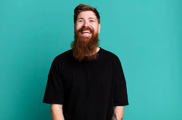 Barba Larga Pelo Rojo Hombre Buscando Feliz Gratamente Sorprendido —  Fotos de Stock