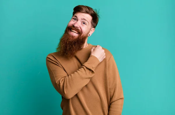 Длинная Борода Рыжие Волосы Человек Чувствует Себя Счастливым Перед Лицом — стоковое фото