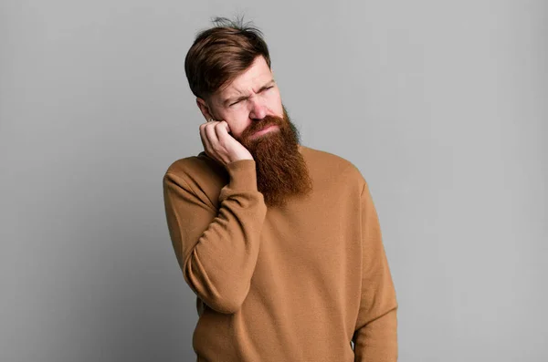 Длинная Борода Рыжие Волосы Мужчина Чувствует Скуку Разочарование Сонливость После — стоковое фото