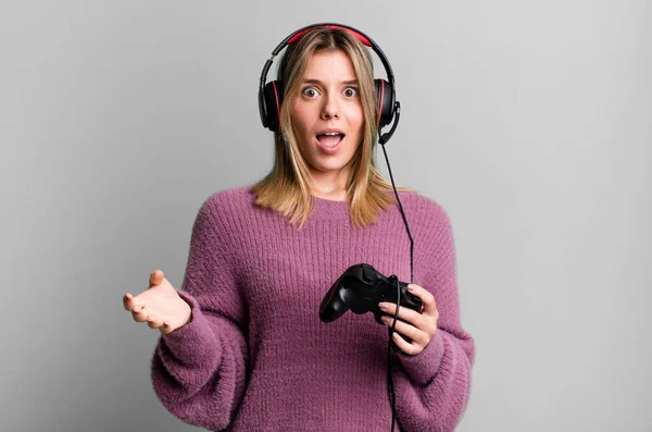 Joven Bonita Mujer Sintiéndose Muy Sorprendido Sorprendido Gamer Con Auriculares —  Fotos de Stock
