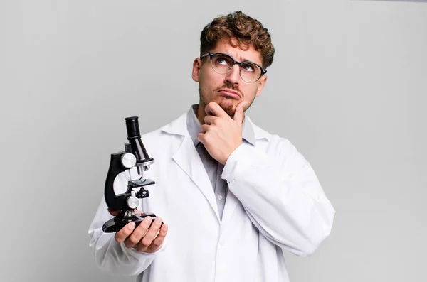 Genç Beyaz Düşünceli Kuşkulu Kafası Karışık Bir Adam Mikroskop Konsepti — Stok fotoğraf