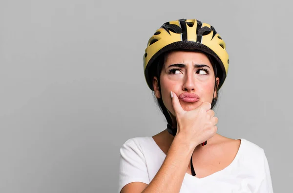 Tänka Känna Sig Tveksam Och Förvirrad Cykelhjälmskoncept — Stockfoto