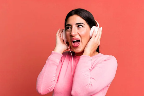 Pretty Hismanic Woman Listening Music Dancing — Stockfoto