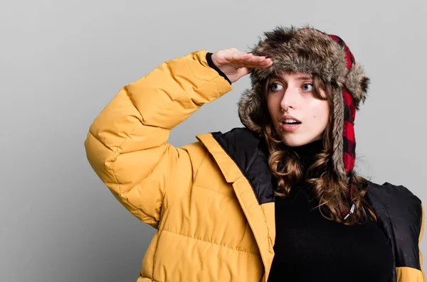 アナークと帽子をかぶった白人の金髪の女性 冬と寒さの概念 — ストック写真