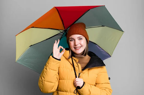 Joven Bonita Mujer Usando Anorak Paraguas — Foto de Stock