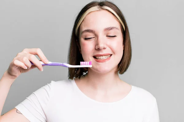 Jovem Mulher Bonita Usando Uma Escova Dentes — Fotografia de Stock