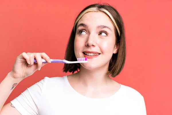 Νεαρή Όμορφη Γυναίκα Χρησιμοποιώντας Μια Οδοντόβουρτσα — Φωτογραφία Αρχείου