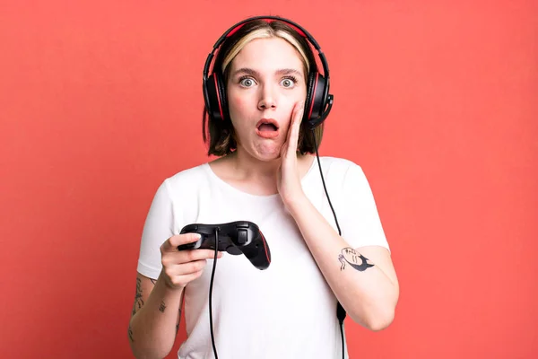 Jonge Mooie Vrouw Die Geschokt Bang Gamer Concept — Stockfoto
