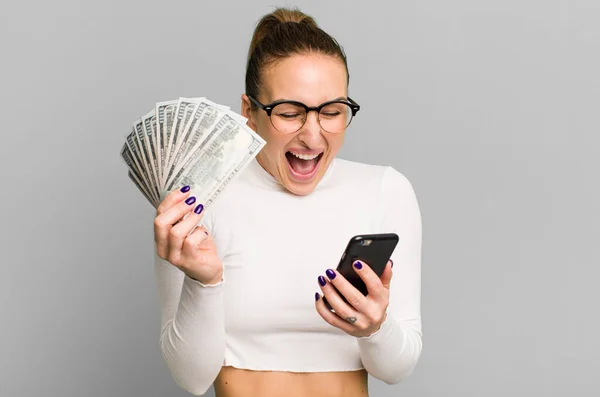 Junge Hübsche Frau Mit Dollarnoten Und Smartphone — Stockfoto