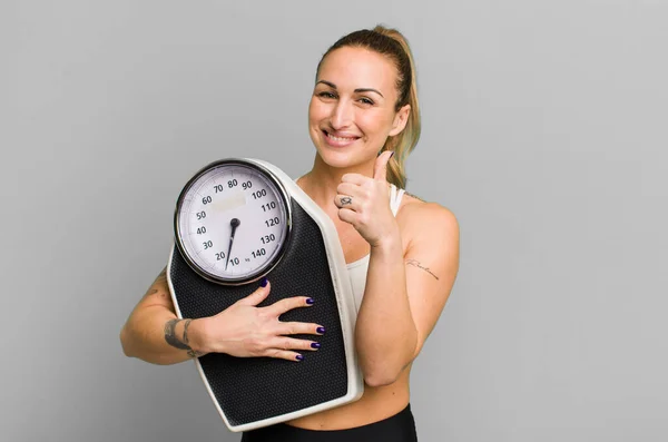 Jeune Jolie Femme Avec Une Échelle Concept Alimentation Fitness — Photo