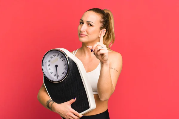 Joven Mujer Bonita Con Una Escala Concepto Dieta Acondicionamiento Físico — Foto de Stock