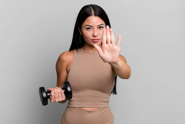 Latinamerikansk Vacker Kvinna Som Visar Handflatan Och Stoppar Gester Fitness — Stockfoto