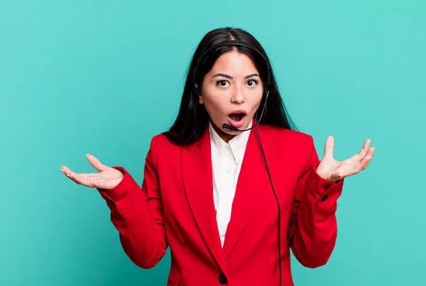 Hispanic Pretty Woman Amazed Shocked Astonished Unbelievable Surprise Telemarketing Concept — Stockfoto