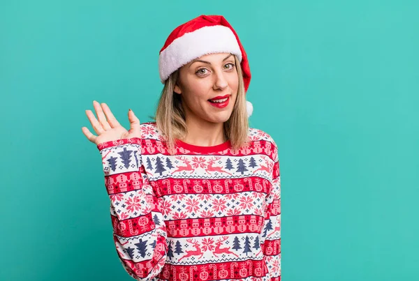 Mooie Blonde Vrouw Glimlachend Gelukkig Zwaaiende Hand Verwelkomen Groeten Kerstmis — Stockfoto
