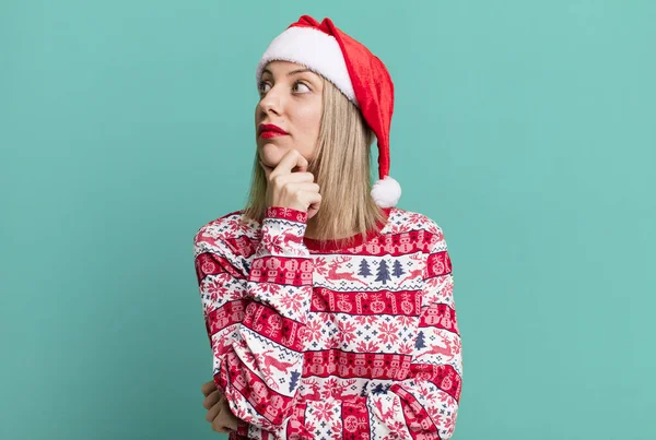 Güzel Sarışın Kadın Düşünüyor Kuşkulu Şaşkın Hissediyor Noel Noel Baba — Stok fotoğraf
