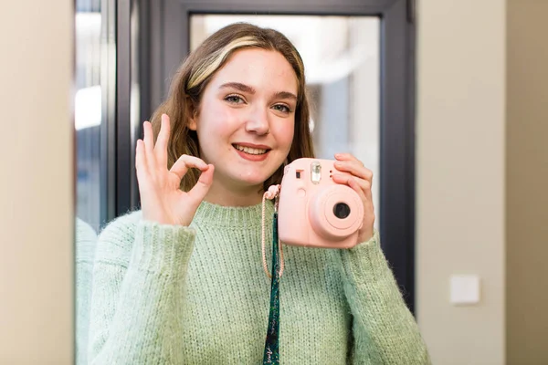 漂亮的年轻女人 带着老式的摄影相机 室内设计 — 图库照片