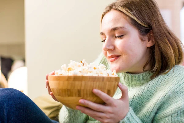 Jolie Jeune Femme Avec Bol Popcorns Design Intérieur Maison — Photo