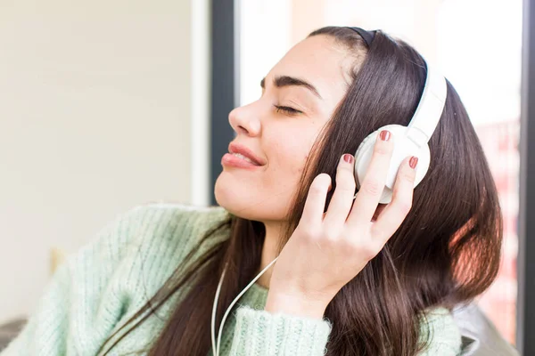 Гарна Молода Жінка Слухає Музику Навушниками Дизайн Інтер Єру Будинку — стокове фото