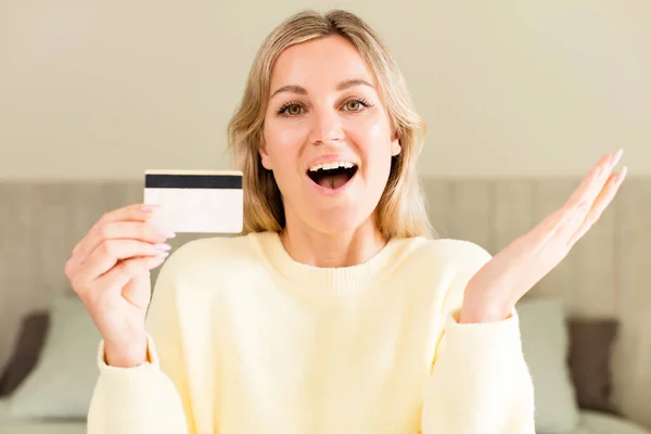 Uma Jovem Bonita Com Cartão Crédito Conceito Dinheiro Casa Design — Fotografia de Stock