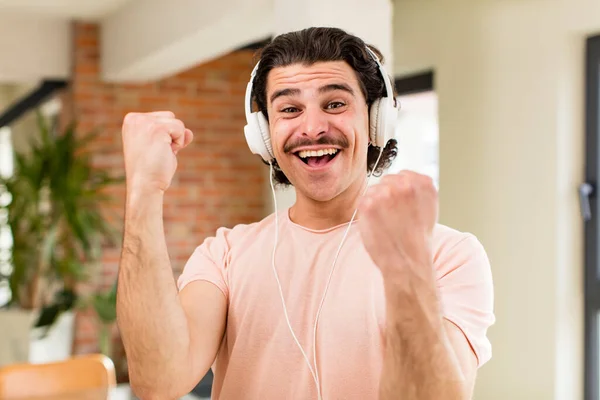 Junger Gutaussehender Mann Hört Hause Musik Mit Kopfhörern — Stockfoto