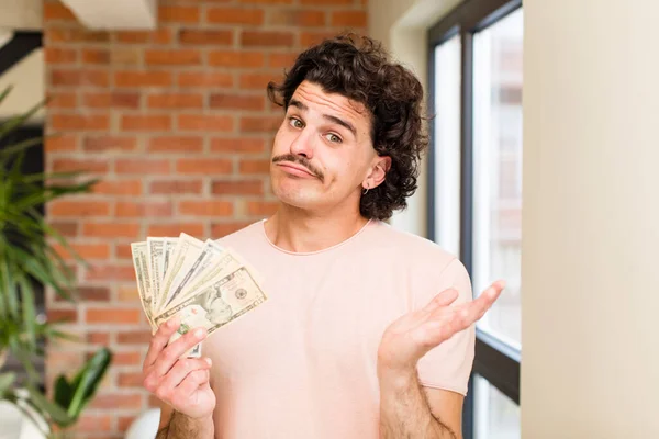 Νεαρός Όμορφος Άνδρας Χαρτονομίσματα Δολαρίου Στο Εσωτερικό Του Σπιτιού — Φωτογραφία Αρχείου
